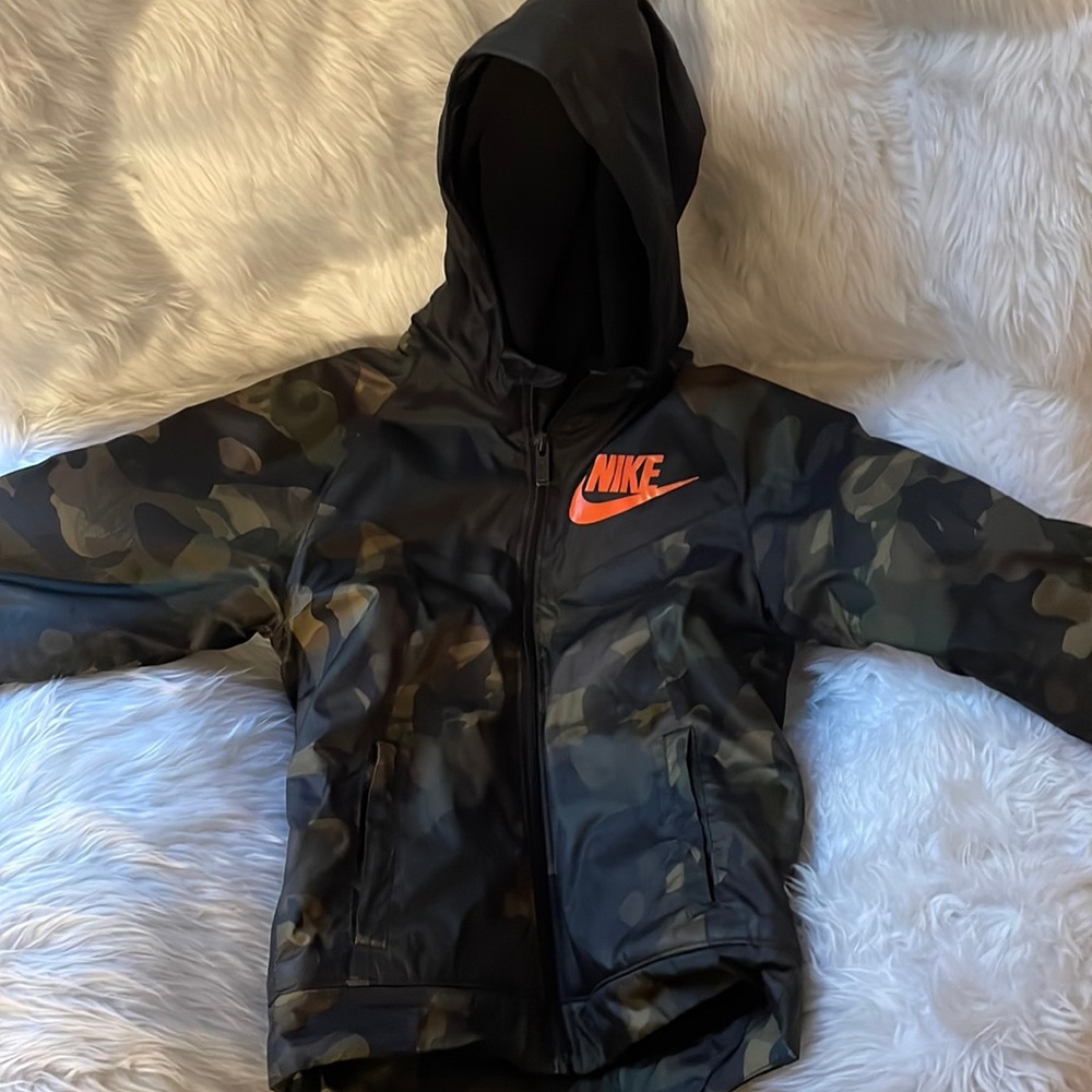 Fleece lined Nike Boys Jacket (5-6Y)
